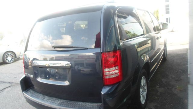 Chrysler Town and Country 2008 photo 2