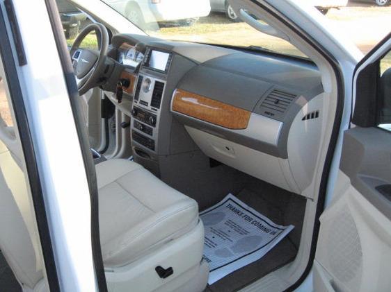 Chrysler Town and Country 2008 photo 11