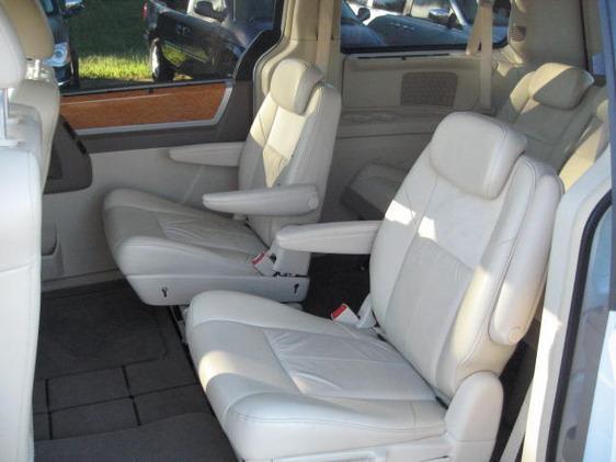 Chrysler Town and Country 2008 photo 12