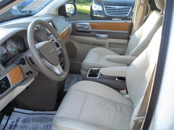 Chrysler Town and Country 2008 photo 18