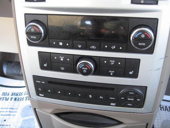 Chrysler Town and Country 2008 photo 3