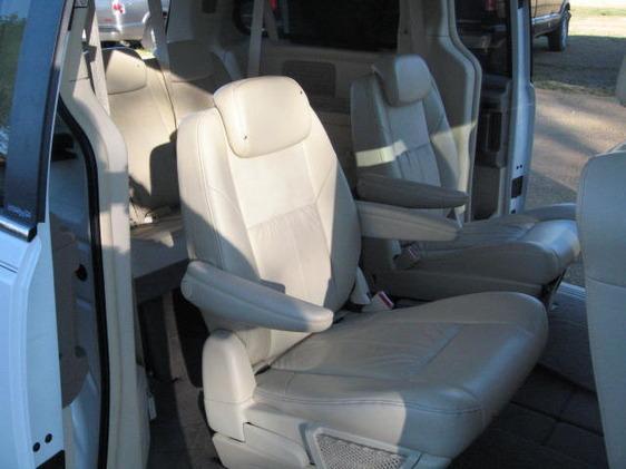 Chrysler Town and Country 2008 photo 5