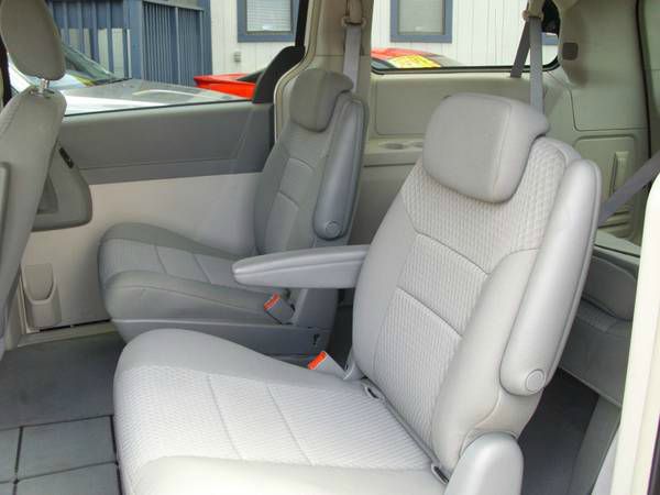 Chrysler Town and Country 2008 photo 2