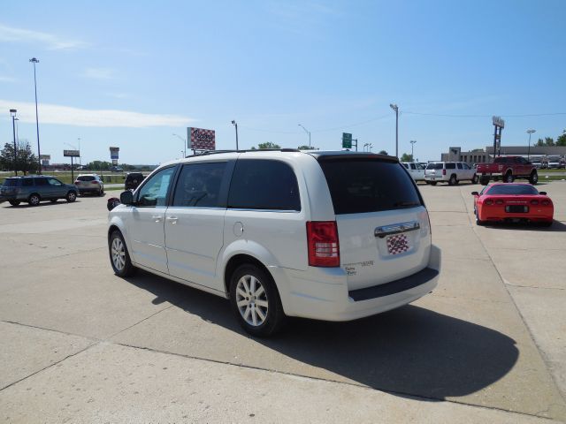 Chrysler Town and Country 2008 photo 1