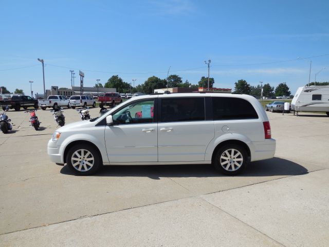 Chrysler Town and Country 2008 photo 2