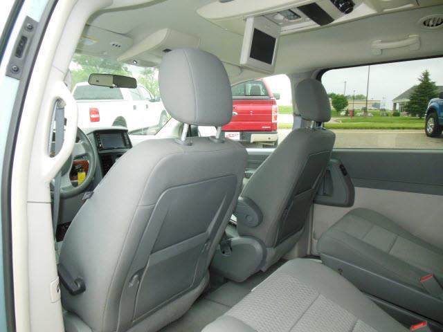 Chrysler Town and Country 2008 photo 2