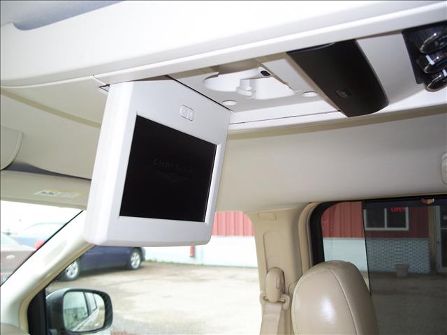 Chrysler Town and Country 2008 photo 2