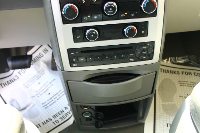 Chrysler Town and Country 2008 photo 2