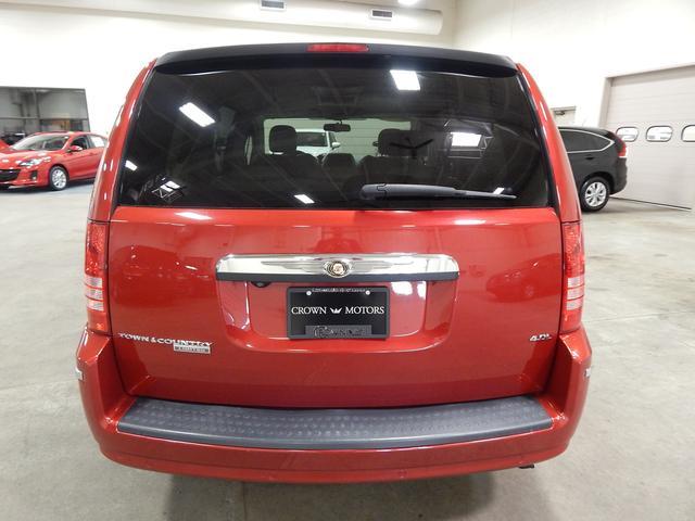 Chrysler Town and Country SLT 25 MiniVan