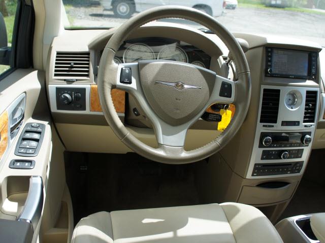 Chrysler Town and Country 2008 photo 2