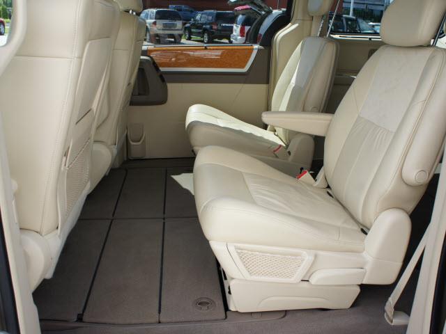 Chrysler Town and Country 2008 photo 3