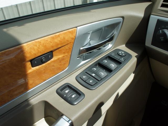 Chrysler Town and Country 2008 photo 5