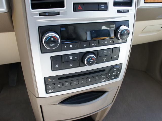 Chrysler Town and Country 2008 photo 9