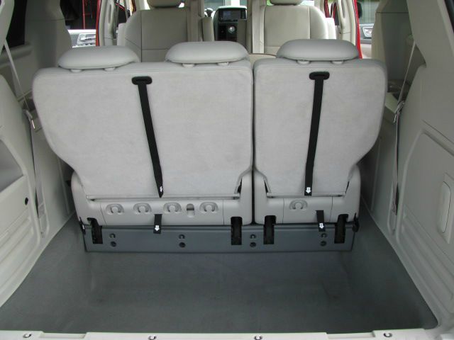 Chrysler Town and Country 2008 photo 2