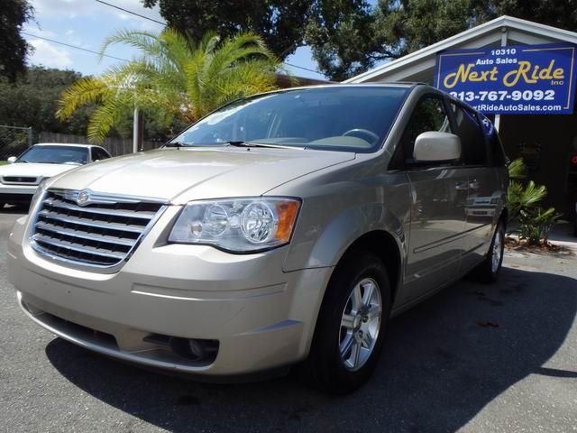 Chrysler Town and Country 2008 photo 2