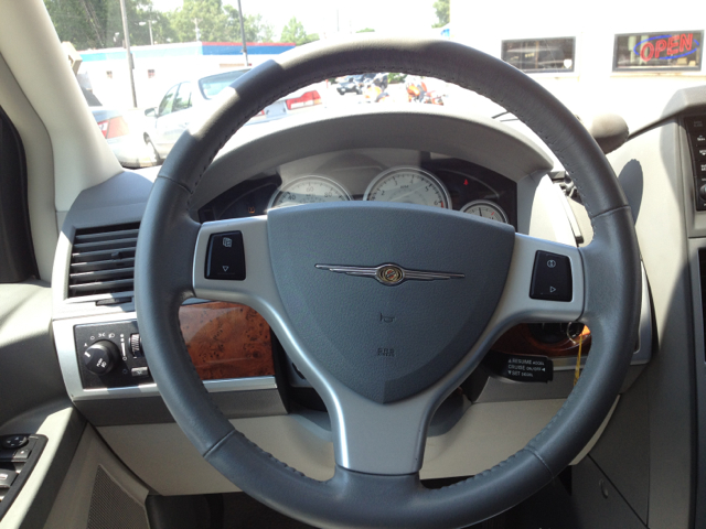 Chrysler Town and Country 2008 photo 2