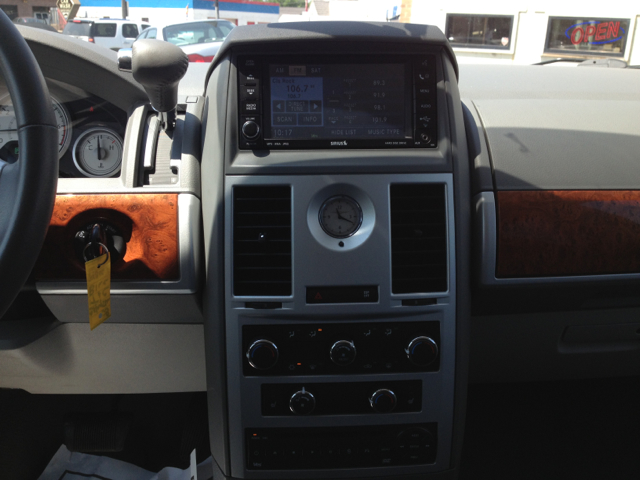 Chrysler Town and Country 2008 photo 3