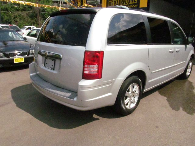Chrysler Town and Country 2008 photo 3