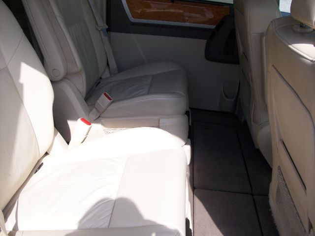 Chrysler Town and Country 2008 photo 2