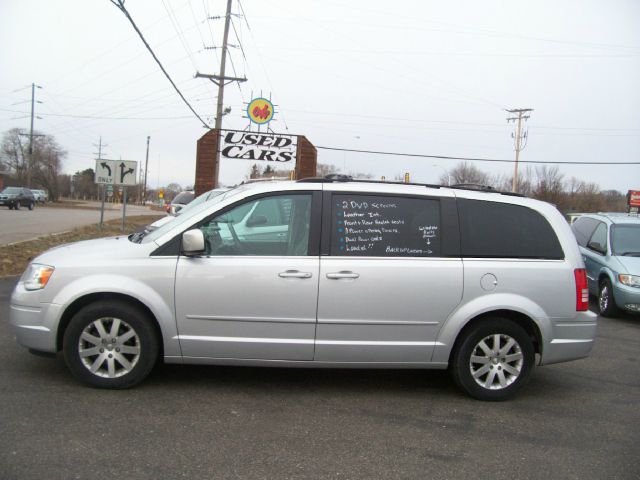 Chrysler Town and Country 2008 photo 2