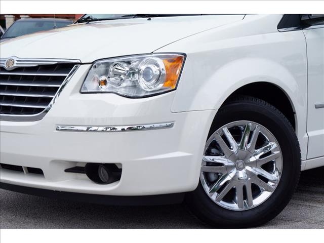 Chrysler Town and Country 2009 photo 1