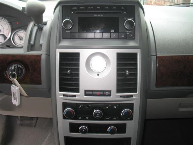 Chrysler Town and Country 2009 photo 14
