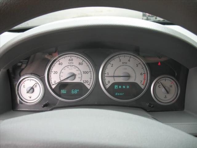 Chrysler Town and Country 2009 photo 2