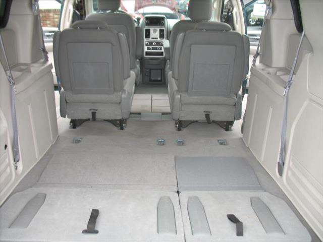 Chrysler Town and Country 2009 photo 3