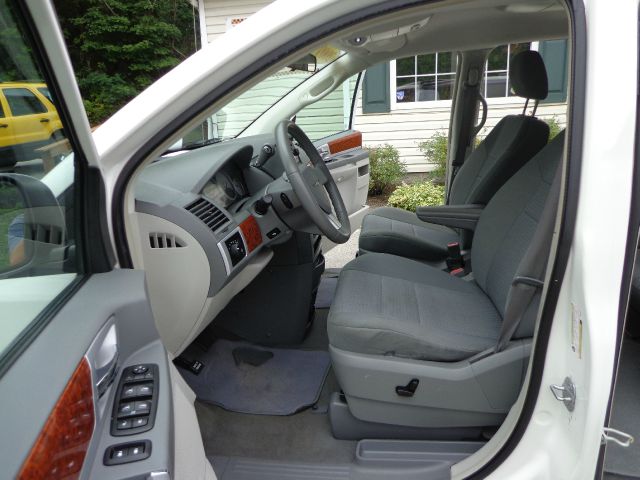 Chrysler Town and Country 2009 photo 3
