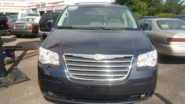 Chrysler Town and Country 2009 photo 2