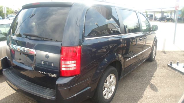 Chrysler Town and Country 2009 photo 3