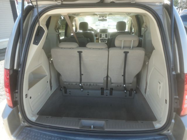 Chrysler Town and Country 2009 photo 3