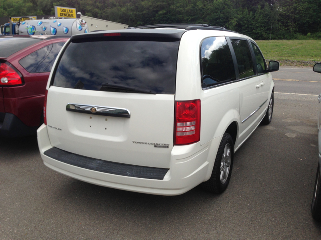 Chrysler Town and Country 2009 photo 5