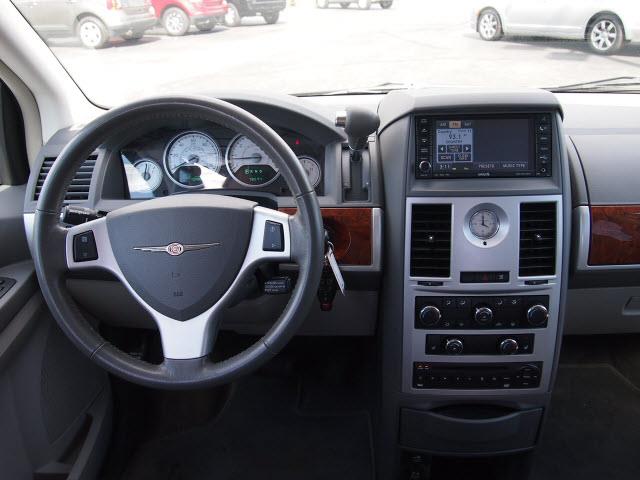 Chrysler Town and Country 2009 photo 0