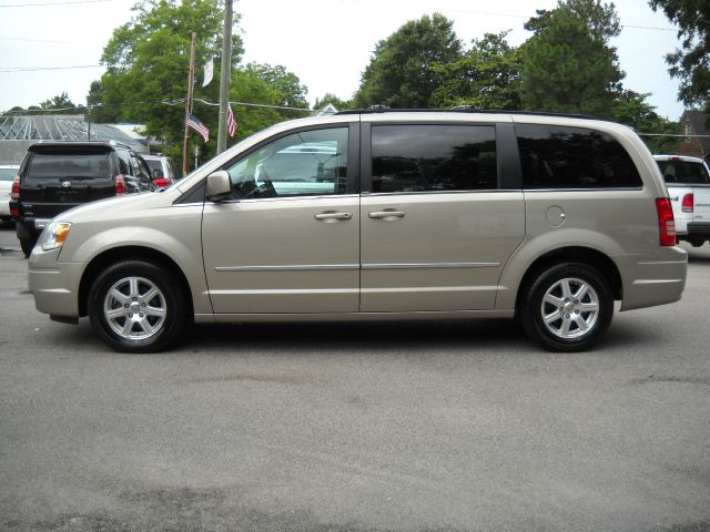 Chrysler Town and Country 2009 photo 2