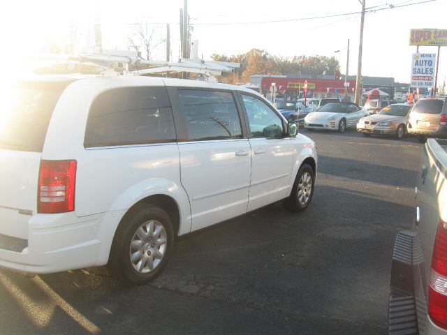 Chrysler Town and Country 2009 photo 3