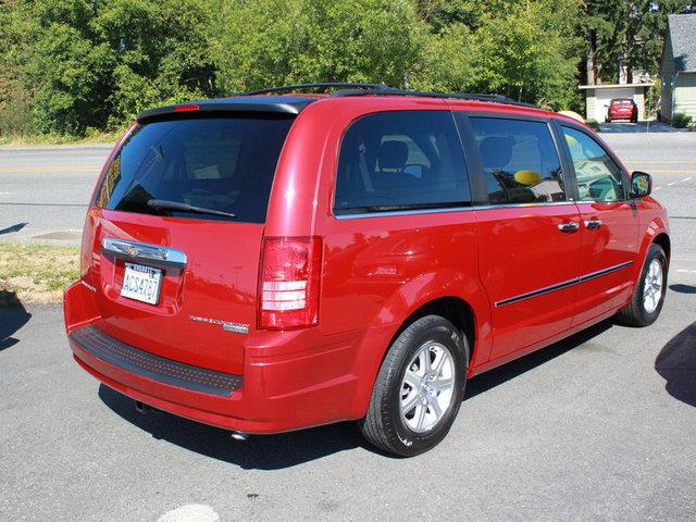 Chrysler Town and Country 2009 photo 2