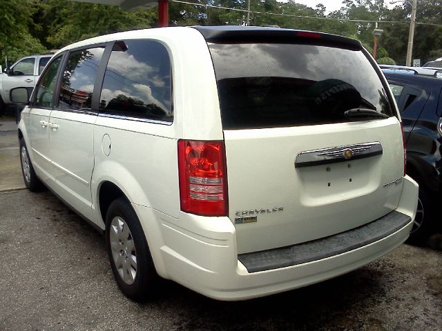 Chrysler Town and Country 2009 photo 2