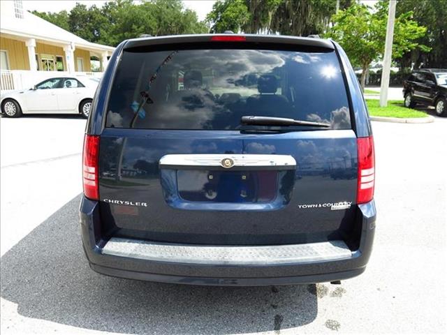 Chrysler Town and Country 2009 photo 1