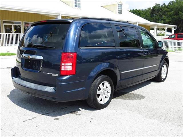 Chrysler Town and Country 2009 photo 2