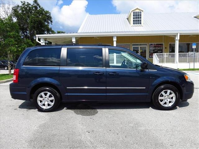Chrysler Town and Country 2009 photo 3