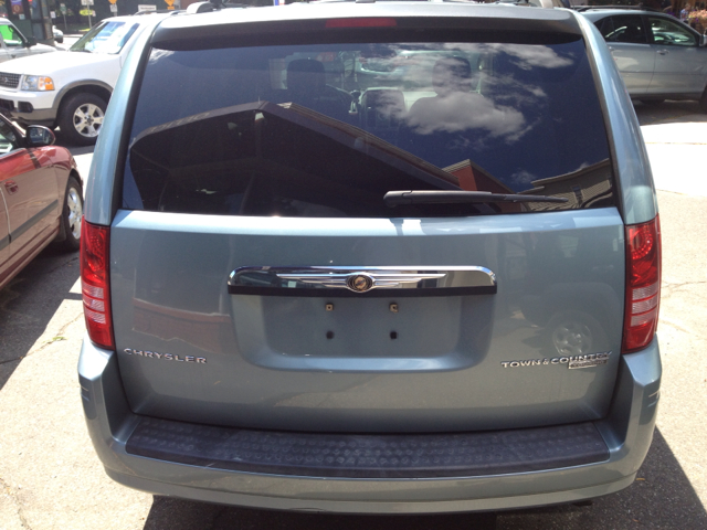 Chrysler Town and Country 2009 photo 2