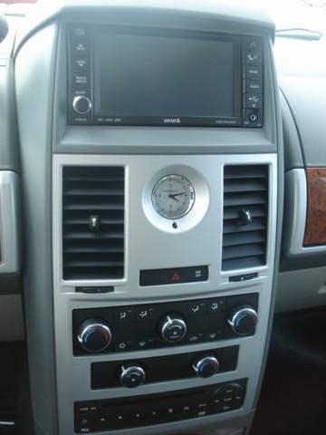 Chrysler Town and Country 2009 photo 2