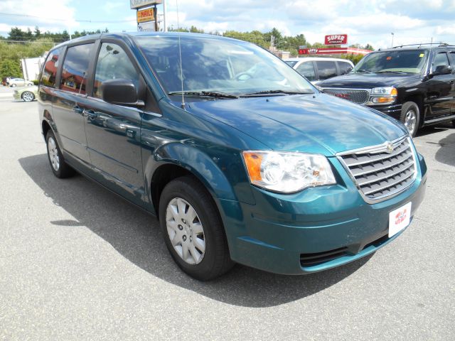 Chrysler Town and Country 2009 photo 2