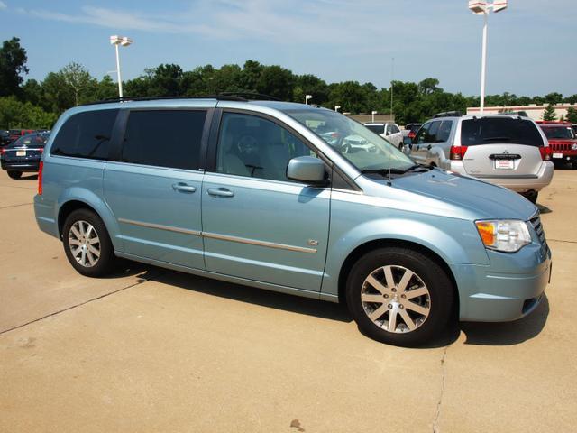 Chrysler Town and Country 2009 photo 2