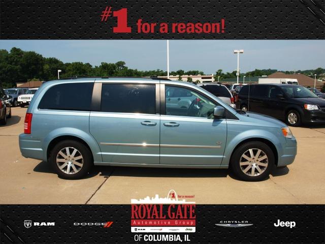 Chrysler Town and Country 2009 photo 3