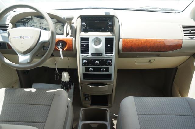 Chrysler Town and Country 2009 photo 21