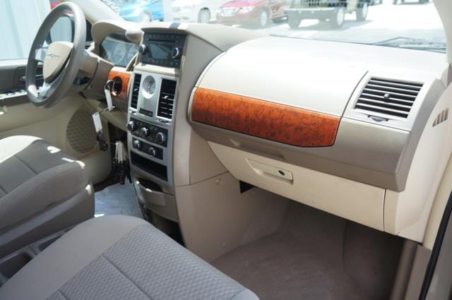 Chrysler Town and Country 2009 photo 22