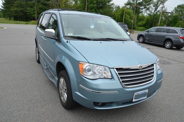 Chrysler Town and Country 2010 photo 1