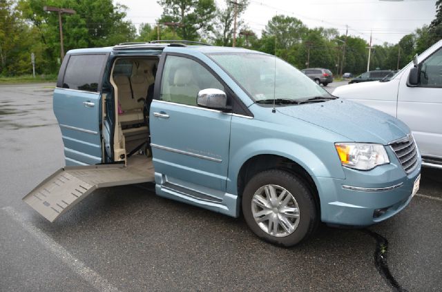 Chrysler Town and Country 2010 photo 2